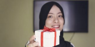 Desear felices fiestas a los no musulmanes no es haram, sino una señal de respeto y convivencia Musulmana con un regalo de Navidad
