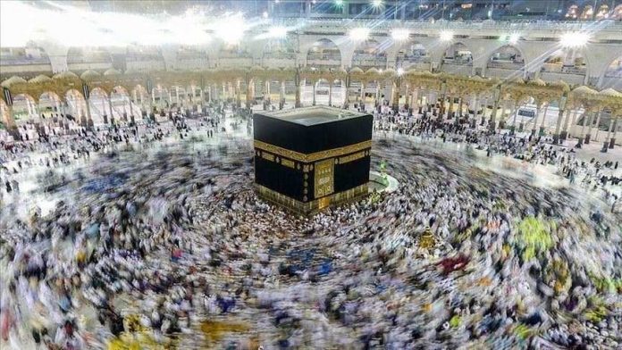 Peregrinos circunvalan la Kaaba, en La Meca