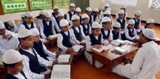 Estado indio gobernado por fundamentalistas hindúes abole las escuelas islámicas Alumnos musulmanes en una escuela islámica india