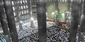 Tradiciones del Eid en el mundo Eid en una mezquita de Indonesia
