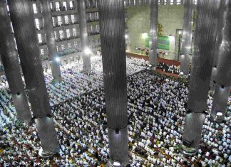 Tradiciones del Eid en el mundo Eid en una mezquita de Indonesia