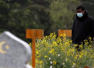 Los musulmanes franceses pagan un alto precio durante la pandemia Musulmán en un cementerio francés