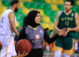Sara Gamal, la primera árbitro del baloncesto con hiyab Sara Gamal