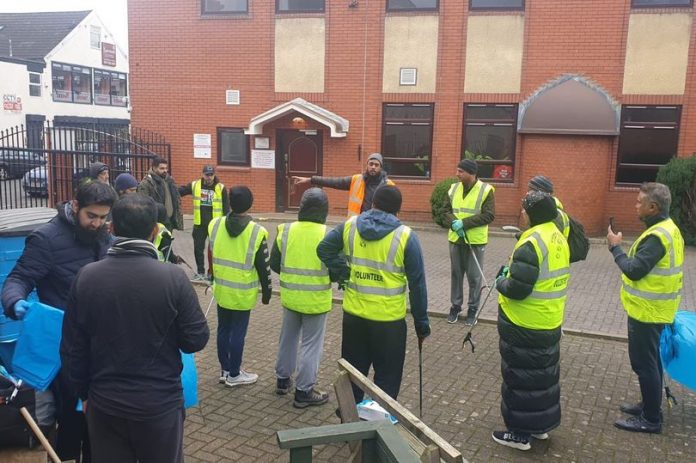 Musulmanes de Coventry recogen la basura