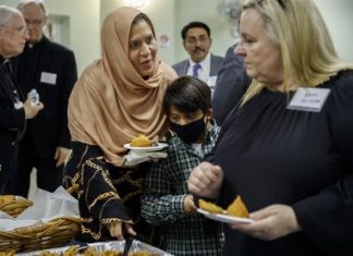 Iglesia Católica publica el documento: «Cristianos y musulmanes: compartimos alegrías y penas» Musulmanes y católicos comparten un iftar