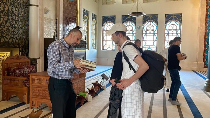 Visitantes en una mezquita de Qatar