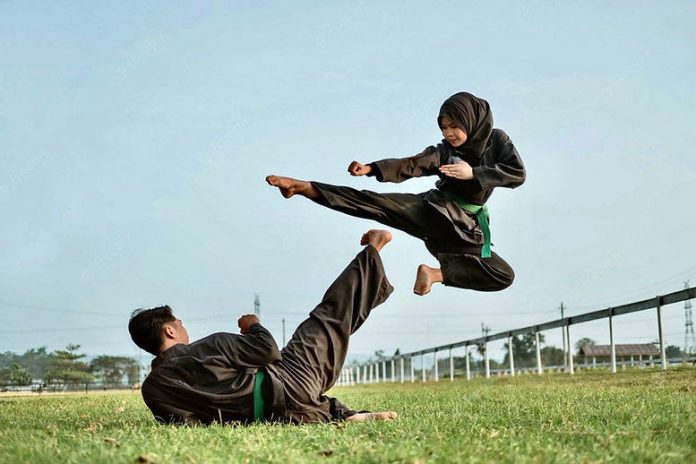 Musulmanes chinos practican kung fu