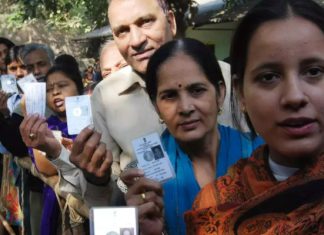 Denuncian exclusión del censo electoral de cristianos y musulmanes por parte de nacionalistas hindúes en Bangalore Cola para votar en India