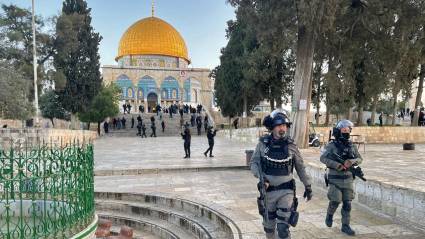 Cientos de colonos israelíes invaden la Mezquita de Al-Aqsa - Mundo Islam