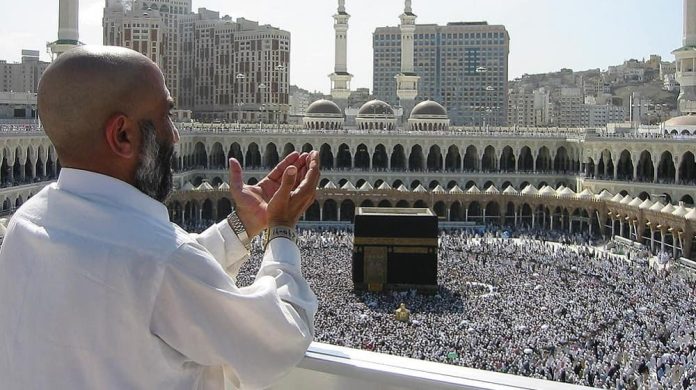 Un musulmán reza en La Meca