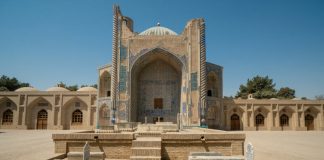 Abu Zaid Al-Balkhi: Psicólogo musulmán del siglo IX y pionero en salud mental Mezquita de la ciudad de Balkh en el actual Afganistán