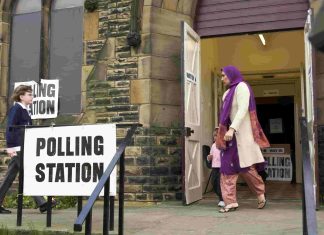 Musulmanes europeos planean votar a partidos propalestinos Musulmana vota en unas elecciones