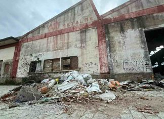 La comunidad islámica proyecta un centro comercial y cultural en Algeciras para financiar su futura mezquita Antigua nave industrial se convertirá en un centro comercial y cultural musulmán en Algeciras