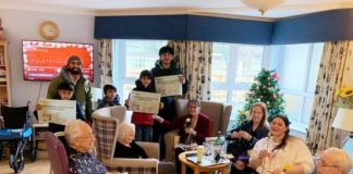 Reino Unido: Jóvenes musulmanes compartieron un momento amistoso con residentes de una residencia de ancianos en Nochebuena Jóvenes musulmanes en una residencia de anciianos en Tilford