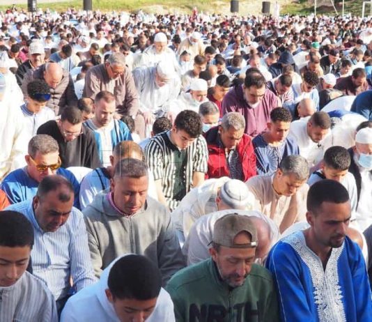 Musulmanes de Melilla saludan visita de los Reyes Musulmanes en la oración del Eid el Fitr en Melilla