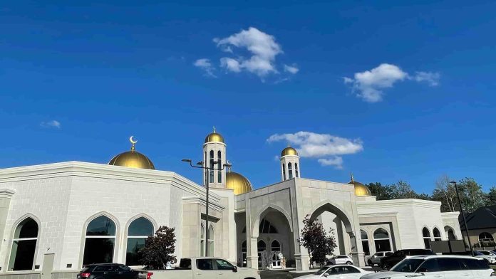 The Islamic Institute of America, a mosque in Dearborn Heights Nueva mezquita y sede del Islamic Institute of America