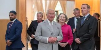 Inglaterra: El rey Carlos III de Inglaterra visita la primera mezquita ecológica de Europa Carlos III de Inglaterra en la Mezquita de Cambridge