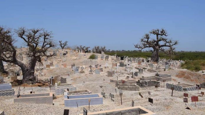 Cementerio de musulmanes y católicos en Joal Fadiouth Cementerio de musulmanes y católicos en Joal Fadiouth