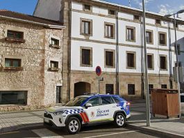 La Fiscalía pide tres años de cárcel para un policía local de Reinosa por delitos de odio contra los musulmanes en redes sociales Coche policía en Reinosa