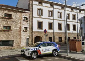 La Fiscalía pide tres años de cárcel para un policía local de Reinosa por delitos de odio contra los musulmanes en redes sociales Coche policía en Reinosa