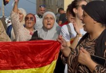 Ceutíes musulmanes, hartos tras semanas de acoso: «Somos españoles. Parece que tenemos que ir con un DNI en la frente» Mujeres musulmanas de Ceuta