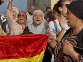 Ceutíes musulmanes, hartos tras semanas de acoso: «Somos españoles. Parece que tenemos que ir con un DNI en la frente» Mujeres musulmanas de Ceuta