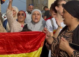Ceutíes musulmanes, hartos tras semanas de acoso: «Somos españoles. Parece que tenemos que ir con un DNI en la frente» Mujeres musulmanas de Ceuta
