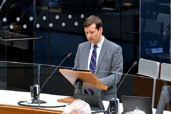 El alcalde de Calgary Jeromy Farkas