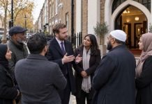En Londres, los candidatos están cortejando a los votantes musulmanes a las puertas de las mezquitas Candidatos en Londres cortejan a los musulmanes a la puerta de las mezquitas