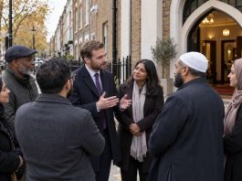 En Londres, los candidatos están cortejando a los votantes musulmanes a las puertas de las mezquitas Candidatos en Londres cortejan a los musulmanes a la puerta de las mezquitas
