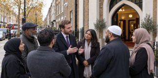 En Londres, los candidatos están cortejando a los votantes musulmanes a las puertas de las mezquitas Candidatos en Londres cortejan a los musulmanes a la puerta de las mezquitas