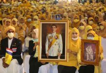 Reyes de Tailandia entregaron premios del Concurso Nacional de Recitación del Sagrado Corán Musulmanes tailandeses con retratos del rey