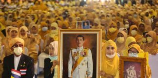 Reyes de Tailandia entregaron premios del Concurso Nacional de Recitación del Sagrado Corán Musulmanes tailandeses con retratos del rey