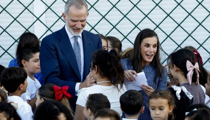 Los Reyes visitan escuela de Ceuta
